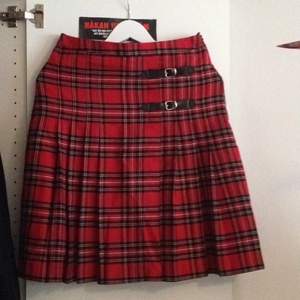 Veckad röd skotsk rutig kjol med två spännen