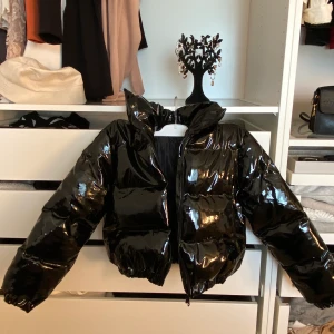 Black Cropped Vinyl Puffer Jacket - PLT - En glansig puffjacka utan fickor. Den är i bra skick då jag aldrig har använt den. 