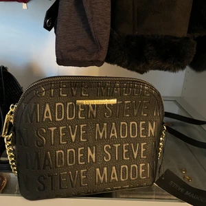 Steve Madden Väska  - En Axelväska från Steve Madden, köpte den förra året och har aldrig använt den. Prislappen är på också <3
