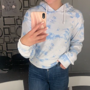 Primark - Vit/Blå hoodie från Primark. Storlek XXS och i bra skick! Inga fläckar.