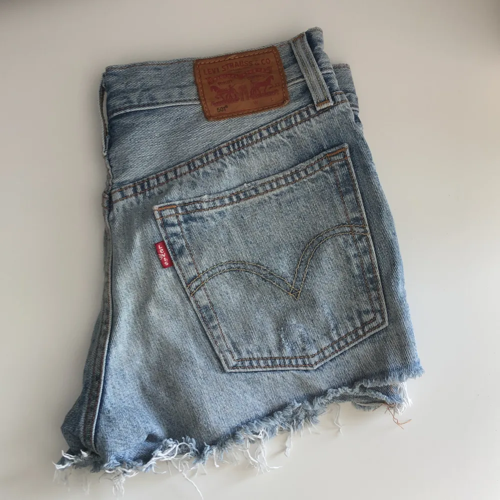 säljer mina jeans shorts från levi’s då de blivit försmå. Storlek är W25, så xs eller s!!. Shorts.