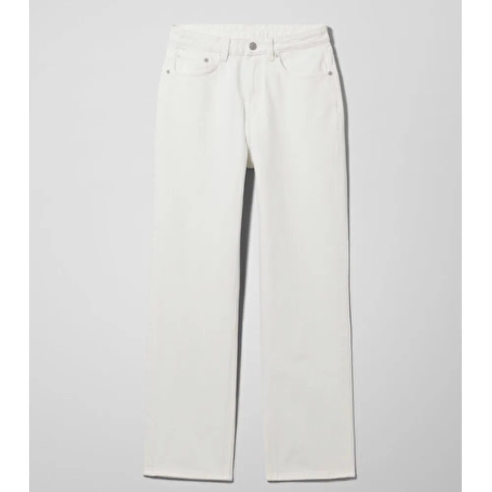 Säljer dessa vita jeansen från Weekday i modellen voyage då de tyvärr var för små för mig. Helt felfria! Stl 27/32. . Jeans & Byxor.