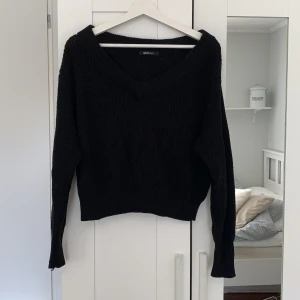 Svart stickad tröja - Svart stickad tröja från Gina Tricot med v-ringning fram. Passar perfekt till vinter/vår/höst men även till sommaren vid svalare kvällar. Felfri och använd få gånger. Kan mötas upp i Kalmar / Torsås kommun annars står köparen för frakten :) 