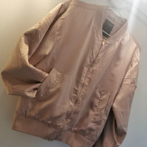 Bomber jacka the black label collection 157 - En tun bomba jacka, knappt använd, rymlig för sin storlek. 