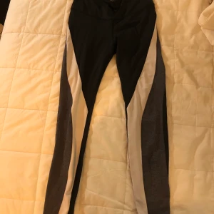 Tighta träningstights - Snygga, tighta tränkngstights i storlek S från HM. Dem sitter riktigt snyggt på. Använda ett fåtal gånger