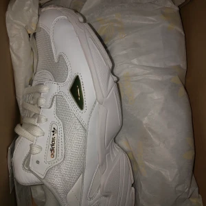 Falcon Adidas skor - Helt oanvända adidas sneakers inte ens testade, storlek 39 1/3