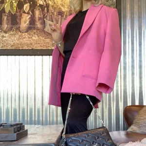 Snygg rosa kavaj  - Säljer mina fina oversize kavaj i en as cool rosa färg. Köpt på gina men har inte hittat användning för den, så den är knappt använd.💘