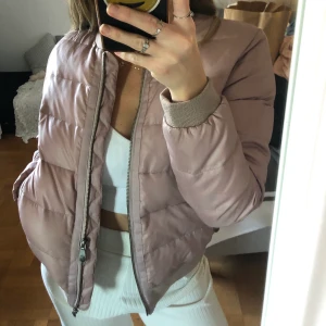 Dunjacka från Odd Molly - Rosa dunjacka från odmolly, perfekt nu till hösten men har funkat som tunnare vinterjacka! Stl S