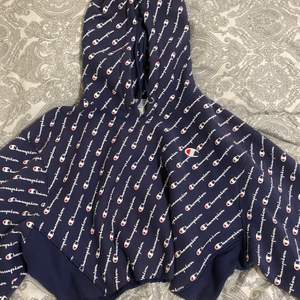 Super stylish cropped hoodie by champion. Very rare I don’t think you can find this particular design in stores anymore. I bought it from Urban Outfitters in CA. Price is negotiable ❤️