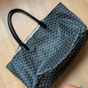 Maison Goyard  - Väska från Maison Goyard. Sliten i kanterna men annars bra skick. Ej äkta 