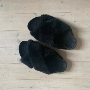 inneskor - säljer dessa fina och fluffiga inneskor från zara i storlek 38