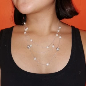 Fint halsband med pärlor - Halsband med silverfärg och pärlor, ej äkta. Frakt ingår i priset🥰