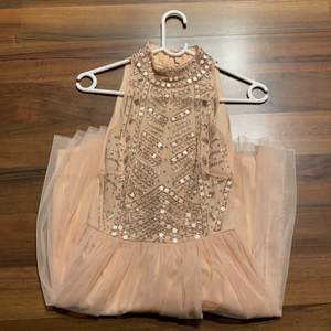 Rosa paljettklänning i storlek 34/XS, klänningen är endast använd 1 gång och är i mycket gott skick. Finns i Stockholm, köparen står för frakt. Köpt för 1000 kr, vi diskuterar pris vid intresse.
