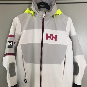 Helly hansen rengn jacka storlek 164 - En bra jacka att ha på sjön och på fritiden. Helt rengn tät  täcker också för vind. Hade en sommar sen växte jag ur den, den är nästan som i nyskick jackan har normal passform. Är du ute på sjön funkar de även att ha en flyttväst under. Den har en inne ficka och två vanliga fickor som rymmer mycket. Nypris 1300kr säljer för 750kr