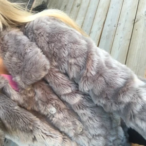 Fluff jacka - Jag säljer en jätte fin mjuk fluffig jacka ifrån Vila, i storlek XS, knappt använd! 