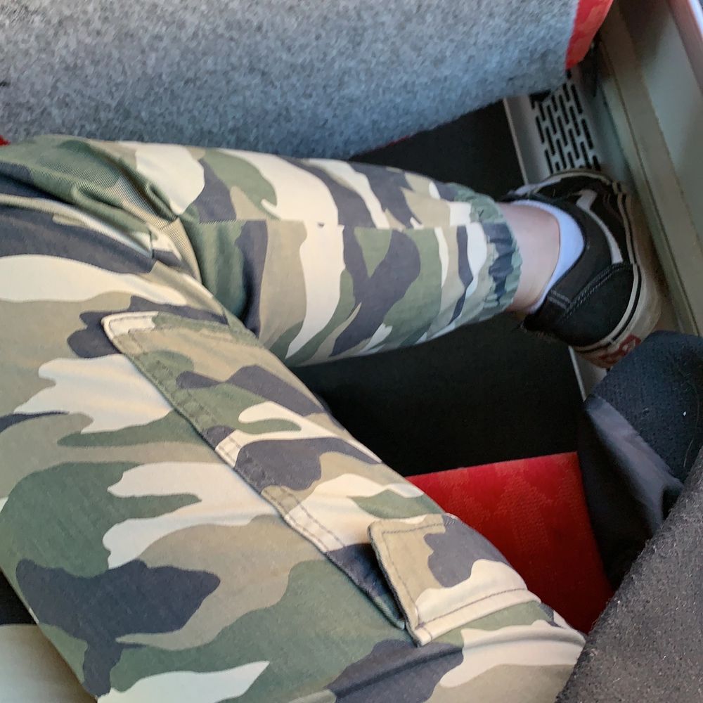 Säljer dessa skitsnygga camoflaugebyxorna som jag användt typ 5 gånger. Bilderna är lånade! De jag har är köpta från kvinnoavdelningen, men jag kan inte hitta dem på H&M’s sida längre. De ser dock likadana ut som de på bilden(kanske något ljusare efter tvättning), förutom att de inte har några bakfickor🥳 köptes för 199kr, säljer för 100kr. Jeans & Byxor.