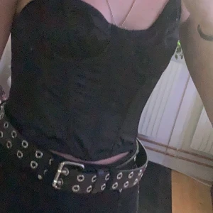 Korsett topp - Säljer denna extremt fina korsett liknande toppen från Urban Outfitters då den e för liten för mig 😭, taggen är fortfarande på, den är helt oanvänd och ord pris är 499kr. Köparen står för frakt✨❤️