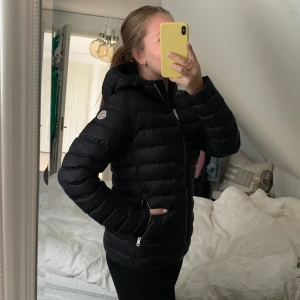 Moncler jacka - Säljer min snygga Moncler jacka❤️ Använd Max 2 gånger och är i storlek S/M. Jackan är super skön och har en fin svart färg med röda detaljer! Nypris: 4000kr