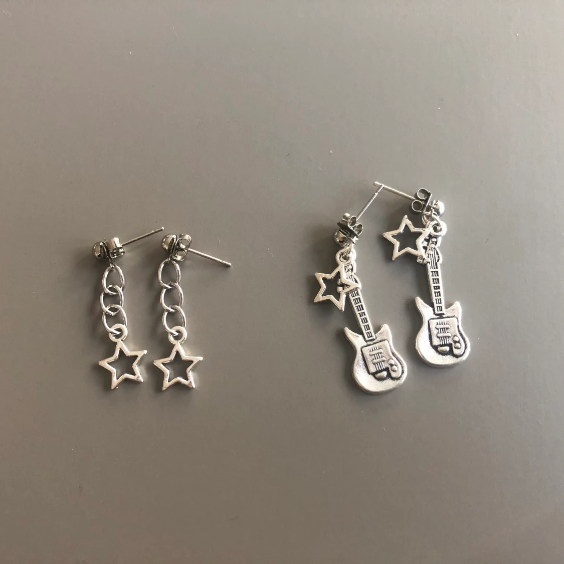 örhänge med stjärna/gitarr