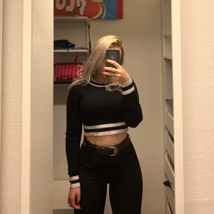 snygg svartvit magtröja! - Riktigt snygg tröja med vita ränder, använd max 5 gånger, med andra ord i väldigt bra skick! Säljes då den är för liten!