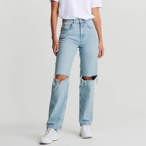 Säljer ett par populära 90’s highwaist jeans från ginatricot då de är för korta på mig som är 1,70cm. De är helt nya med prislappen kvar. De är i storlek 36 och slutsålda på hemsidan. Buda i kommentarerna!💕