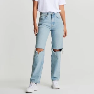 Jeans ginatricot - Säljer ett par populära 90’s highwaist jeans från ginatricot då de är för korta på mig som är 1,70cm. De är helt nya med prislappen kvar. De är i storlek 36 och slutsålda på hemsidan. Buda i kommentarerna!💕