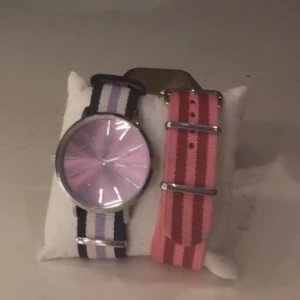 Regal klocka  -  bra shick, nypris: 490 ungefär, Det rosa bandet har jag köpt separat men ingår när man köper klockan💖🥰  (har tyvär ej batterier men går att köpa i butik)