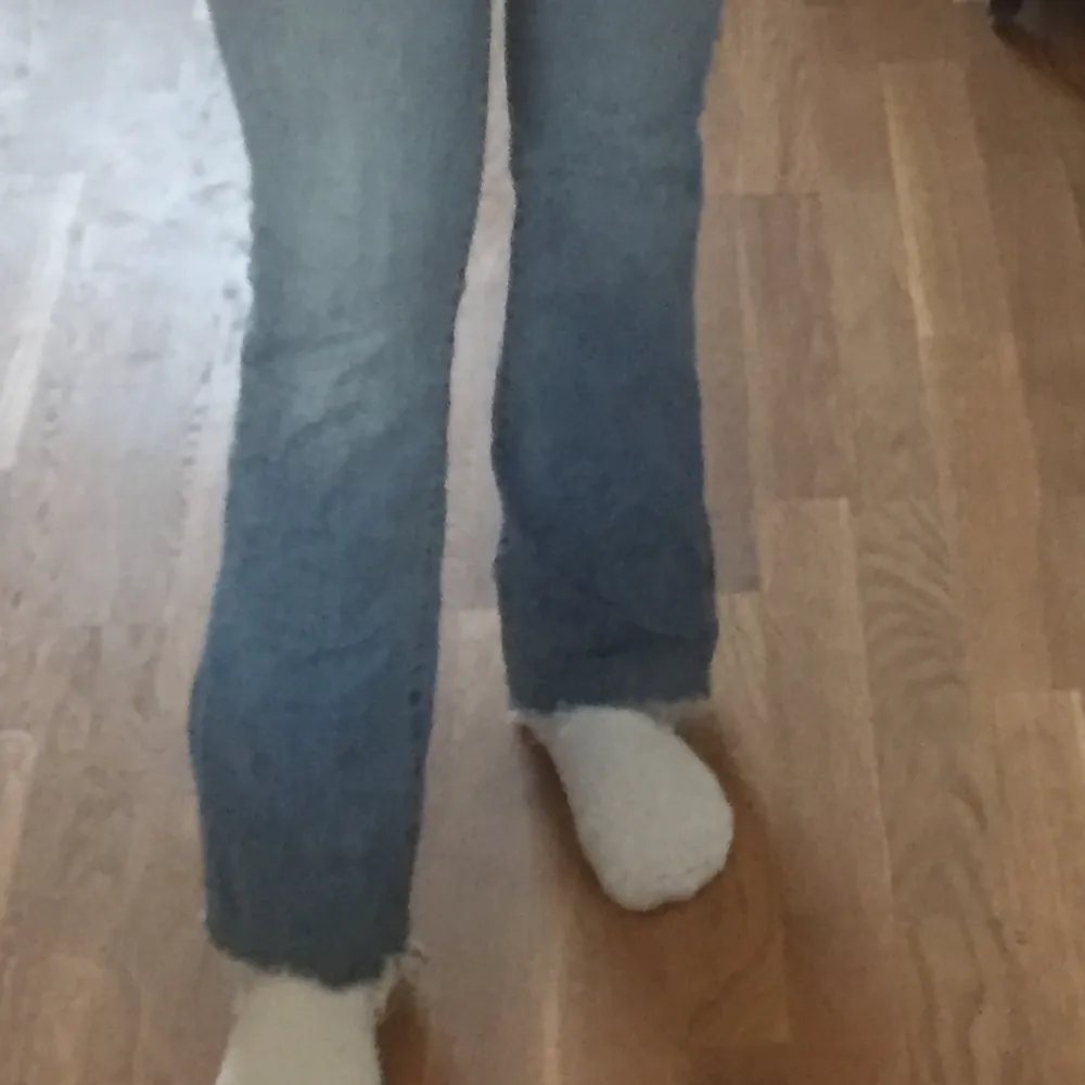 Storlek 25 i midja, jag är 164cm och de passar i benen, Köpare står för frakt. Farkut & Housut.