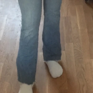 Ljusblå levis bootcut - Storlek 25 i midja, jag är 164cm och de passar i benen, Köpare står för frakt