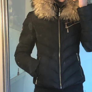 Hollies jacka (chatel) - Hollies jacka, Modell chatel i Stl. 34. äkta tvätbjörns päls. Sparsamt använd två vintrar. Jätte fint skick, säljer för det inte riktigt är min stil.💗🤍