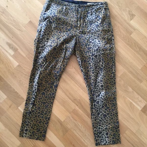 Hope chinos/byxor leopard 38 - Chinos/byxor från Hope i leopard.                                  Köpt på sellpy men dom var för stora, dvs storleken är lite märklig. Jag brukar ha 36/38 men dessa var ganska stora i midjan! Bra skick.                                    Frakt ingår ej i priset 