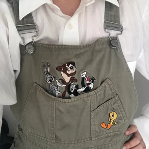 Unik hängselbyxa!! - Unik vintage hängselbyxa med långa raka ben i en grön fin nyans❣️❣️❣️  Skriv för för fler bilder 🙌🏻                                                         Storleken är reglerbar då axelbanden kan ändra längd samt går att knäppa upp/ner vid höfterna.     