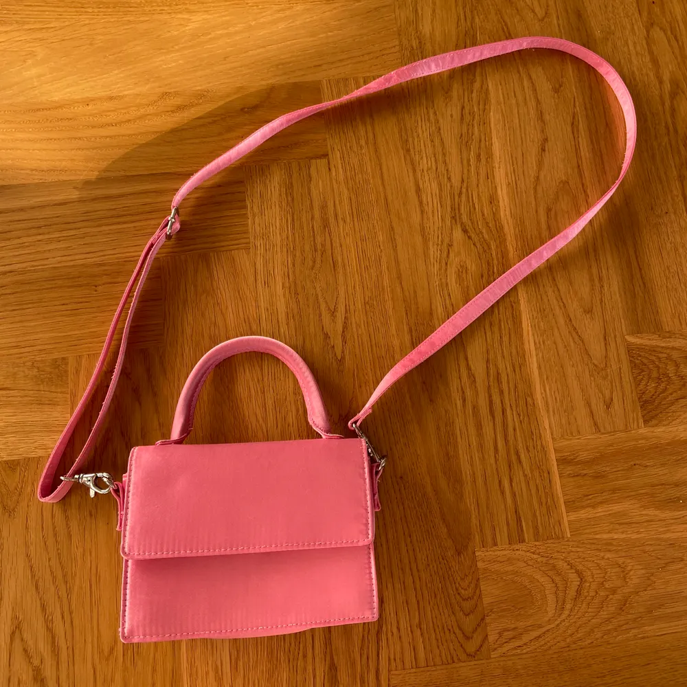 Rosa väska från Monki! Helt slutsåld!! Har aldrig kommit till användning så är i bra skick 💗💗💗 (Första bilden är lånad)                                                                           . Väskor.