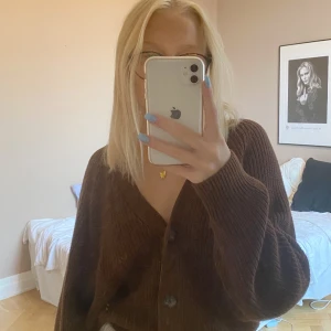 Brun kofta - Brun kofta från monki i strlk S. Super fin nu till hösten. Köpte står för frakt 💙