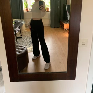 Mjuka kostymbyxor - Supersköna byxor med straight leg. Utformade som kostymbyxor, men med dragkedja på vänster sida istället för vid gylfen. Perfekt passform och även lite stretch. Använda en del men inget som syns :)