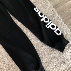 Adidasbyxor  - Inte mycket använda mjukis byxor från Adidas i storlek 36. 160kr inklusive frakt✨