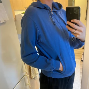 Hoodie från NA-KD - Hoodie från NA-KD. Strl SMALL. Kan skicka om köparen står för fraktkostnad. Annars kan jag mötas upp i Halmstad.