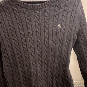 Svart Ralph Lauren kabelstickad tröja i strl S - Typ helt oanvänd kabelstickad svart Ralph Lauren tröja, superfin och fräsch! Storlek S, passar även M och kanske XS om du vill ha den lite oversized. Köpte den för 1200kr och säljer för 400kr! Passa på att köpa eftersom den är så billig!           !! Köparen betalar frakten !!