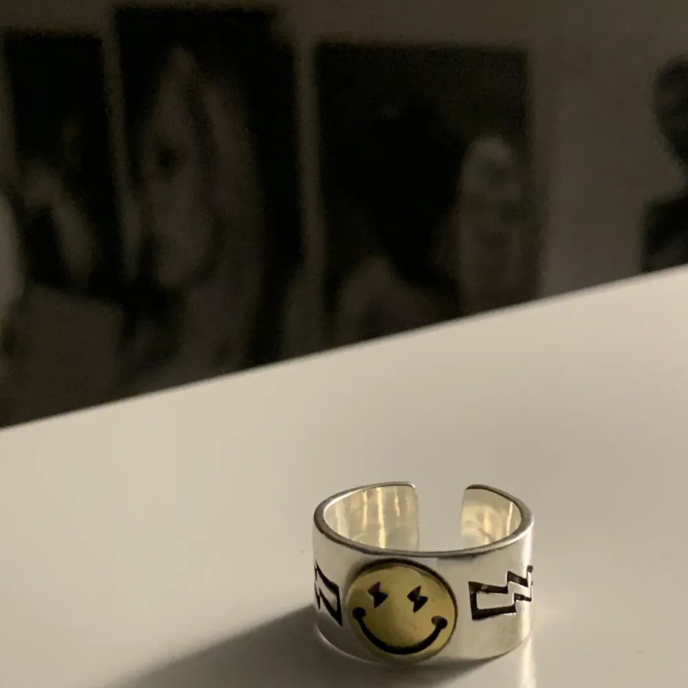 säljer denna eftertraktade smileyring från zend details! den går att anpassa efter sina fingrar 💕 BUDA I KOMMENTARERNA! 😉. Accessoarer.