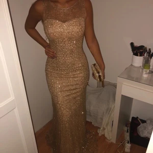Festklänning 1500:- - FESTKLÄNNING storlek S (passar XS också). Endast använd 1 gång. Nypris 2000:- , säljer för 1500:- eller 1200:- vid snabbköp. 