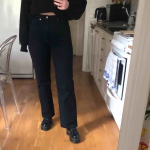  - Svarta Row. Ganska små i storleken. Men passar nog S-M. Tappat lite färg från tvätt men inget man tänker på. 