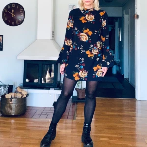 Blommig klänning - Blommig klänning från Yoins. Superfint till ett par boots eller sneakers. Använd ett fåtal gånger så i ett superfint skick. GRATIS FRAKT🦋