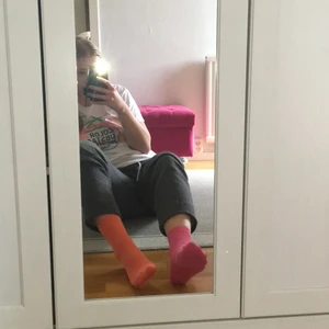 Färgglada strumpor - 1 par gröna, 1 par rosa, 1 par blåa, 1 par i orange och 2 par gula. Passar allt från stl 35-41, säljer dem för att jag aldrig använt dem. Går att köpa var för sig (7kr/st) eller alla (25kr)