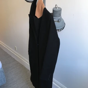 TOPSHOP ullkappa - Väl använd men i mycket gott skick. Ända defekten är topshop loggan i nacken som lossnat på ena sidan, men det syns ju inte när man har den på, och går går att sy fast. 