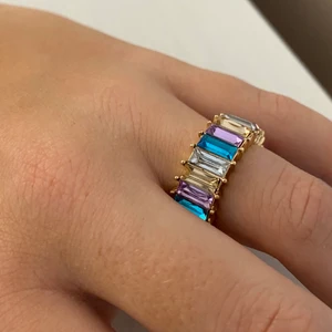 Ring - Ring med stenar i olika färger. Aldrig använd men saknas en sten. Frakt tillkommer