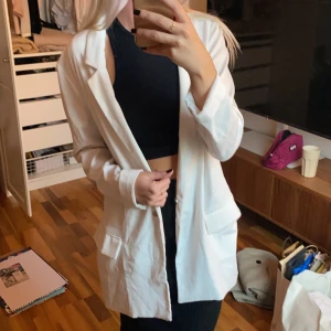 Vit superbekväm/mjuk kavaj strl M - Superfin vit kavaj, jättefint skick. 50 kr frakt 🌹