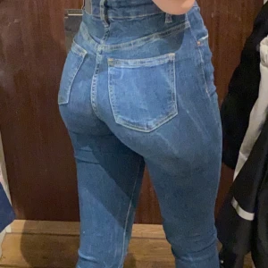 Utsvänga jeans - Säljer mina fina utsvänga jeans från Carlings. Dom formar  ens kropp såååååååå fint 🌺💕 Älskar dom jätte mycket men det är inte min stil längre. Knappt använda ✨ skriv för mer frågor