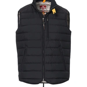 Parajumper väst  - En parajumper väst(svart) i storlek s, ett jätte Litet hål vid fickan! Kan få bilder om man frågar! Pirset kan diskuteras!