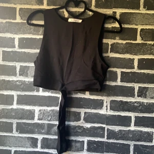 Svart linne med band runt midjan - Säljer åt min syster: svart linne med band runt midjan. Fråga för fler bilder:)