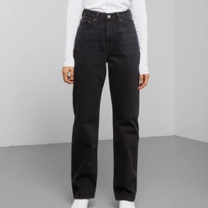 Raka jeans från weekday - Detta är modellen ROW från weekday i st 28/30. Jeansen är använda Max 3 gånger.